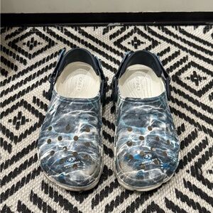 CROCS Classic Sandals Shoes Blue Camo Water (Size Men's 4 / Women's 6)